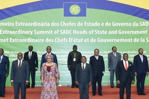 Presidente Nyusi na foto de família da Cimeira Extraordinária da SADC em Maputo