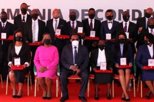 Foto família das entidades galardoadas e representantes na Praça dos Heróis Moçambicanos