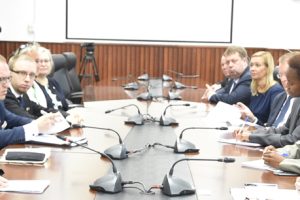 Vice-Ministra Nyeleti Mondlane na audiência com a Sub-Secretária de Estado da Finlândia, Elina Kalkku