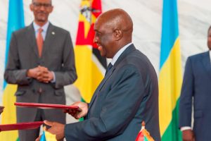 Ministros Baloi e Mushikiwabo trocam pastas após a assinatura do acordo de cooperação