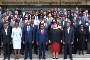 O Presidente Nyusi, pousa com os diplomatas moçambicanos no portal do Ministério dos Negócios Estrangeiros e Cooperação