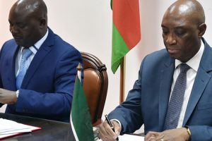 Ministros Oldemiro Baloi e Jappie Mhango na assinatura do Acordo sobre o corredor de Desenvlvimento de Nacala