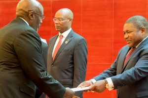 Presidente Filipe Nyusi recebe cartas credenciais do Alto-Comissário de Uganda, Richard Tumusiime Kabonero