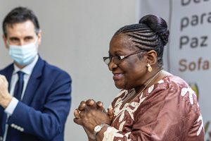 Ministra Verónica Macamo ladeada à esquerda pelo Embaixador da União Europeia em Moçambique, Antonio Sanchez-Benedito Gaspar e pela Governadora da Província de Manica, Francisca Domingos Tomás, e à direita pelo Secretário do Estado na Província de Manica, Edson Macuácua, na cerimónia de lançamento do Projecto DELPAZ