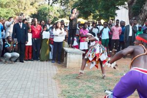 Vice-Ministra Nyeleti Mondlane, ladeada pela Vice-Ministra da Juventude e Desporto, Flávia Azinheira e pelo Decano do Grupo Africano, Major Gen. N. M. Dube