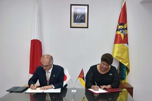 Vice-ministra Nyeleti e Embaixador do Japão em Moçambique, Akira Mizutani no momento da assinatura