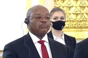 Na imagem, vê-se o Embaixador Katupha no centro, na cerimónia de apresentação de Cartas Credenciais ao Presidente Russo, Vladimir Putin