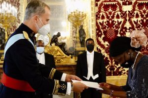 Embaixadora Maria Manuela Lucas na apresentacao das Cartas Credenciais ao Rei da Espanha