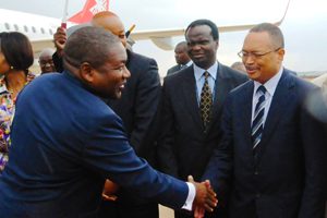Presidente Nyusi dá um aperto de mão ao recém nomeado Alto Comissário da República de Moçambique na República da Índia, Ermindo Ferreira