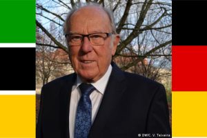 À esquerda a bandeira de Moçambique filantropo e grande amigo de Moçambique Siefried Lingel à direita a bandeira de Alemanha