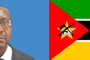 À esquerda o Embaixador Alfredo Nuvunga e à direita a bandeira de Moçambique
