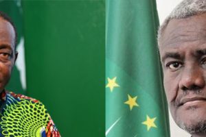 À esquerda o Embaixador moçambicano e Representante do Especial do Presidente da União Africana para a Somália Francisco Madeira e à direita o Presidente da União Africana Moussa Faki Mahmat