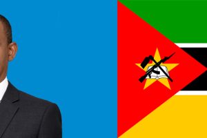 À esquerda o Vice Ministro dos Negócios Estrangeiros e Cooperação Manuel José Gonçalves à direita a bandeira de Moçambique