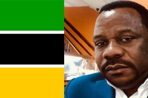 À esquerda o empresário moçambicano Álvaro Cossa à direita a bandeira de Moçambique