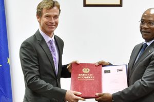 Ministro José Pacheco no momento da troca pastas com o Embaixador da União Europeia em Moçambique, depois da assinatura de acordos de financiamento