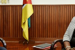 Ministra Verónica Nataniel Macamo Dlhovo e o homólogo da Finlândia, Ville Skinnari