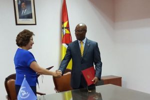 Ministro José Pacheco na assinatura do acordo com a Representante da UNODC, Zhuldyz Akisheva