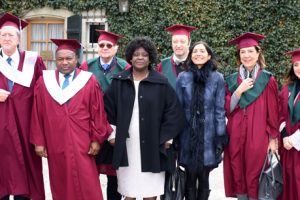 Presidente Filipe Nyusi ladeado pela Primeira-Dama Isaura Nyusi, na foto de família, depois de galardoado Honoris Causa