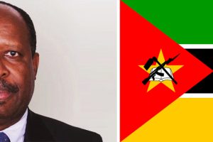 À esquerda o novo Embeixador Itinerante de Moçambique, Leonardo Simão e à direita a bandeira de Moçambique.
