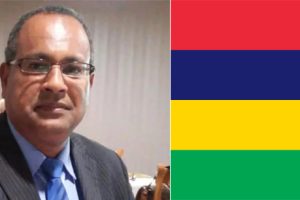 À esquerda, o Embaixador das Maurícias acreditado em Moçambique, Jean Pierre Jhumun, e à direita a bandeira das Maurícias