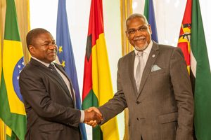 Presidente da República, Filipe Nyusi, cumprimenta o Secretário Executivo da CPLP, Murade Murargy, na visita do Chefe de Estado a sede da organização, em Lisboa