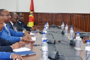 Ministro José Pacheco ao receber o Vice-Presidente do Parlamento Pan-Africano, Fortune Charumbira