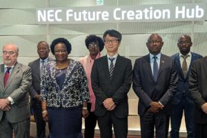 Ministra Verónica Macamo na foto família com empresários japoneses e membros da delegação Moçambicana em Tóquio