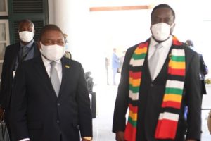 Foto de arquivo do Presidente Filipe Nyusi e o homólogo do Zimbabwe, Emmerson Mnangagwa