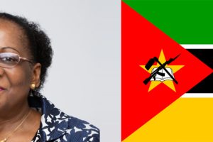 À esquerda a Ministra Verónica Macamo, à direita a bandeira de Moçambique