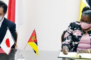 Ministra Verónica Macamo Dhlovo na assinatura de Troca de Notas com o Embaixador do Japão em Moçambique, Kimura Hajime
