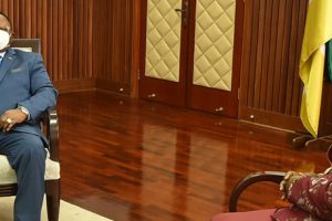 Na imagem, a Ministra Verónica Macamo em conversa com o Ministro dos Negócios Estrangeiros e Comércio Internacional do Zimbabwe, Frederick Shava