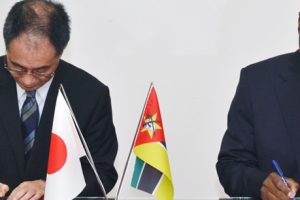 Ministro José Pacheco na assinatura de acordos com o Embaixador do Japão acreditado em Maputo, Toshio Ikeda