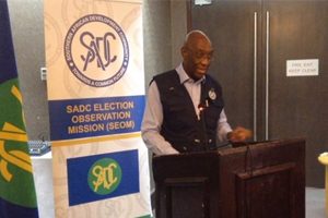 Ministro Baloi falando no lançamento da missão de observação eleitoral da Comunidade para o Desenvolvimento da África Austral (SADC), na Zâmbia