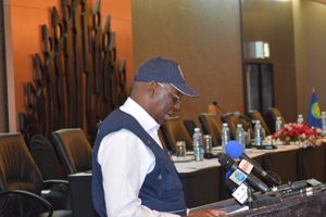 Ministro Oldemiro Baloi ao ler o relatório preliminar da Missão de Observação Eleitoral da SADC, na pesença dos colegas de missões de observação da União Africana, COMESA, Commonwealth, Carter Centre e outros.