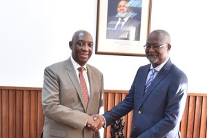 Ministro Baloi cumprimenta o Ministro da Comunicação Social do Guiné-Bissau, Victor Pereira