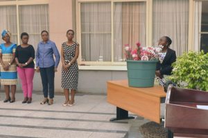 Ministro Pacheco a discursar para a s funcionárias do MINEC, por ocasião do Dia da Mulher Moçambicana