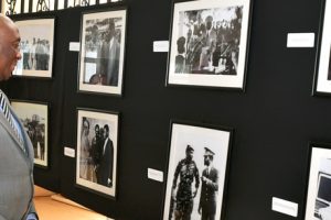 Ministro Baloi visita a exposição que ilustra a actividade diplomática do Presidente Samora Machel