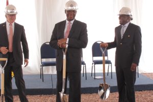 Ministro Oldemiro Baloi, ladeado a direita pelo Presidente do Conselho Municipal, David Simango, e a esquerda pelo Embaixador dos Estados Unidos da América em Moçambique, Dean Pittman, na cerimónia de lançamento da primeira pedra para construção do novo complexo diplomático dos EUA em Maputo