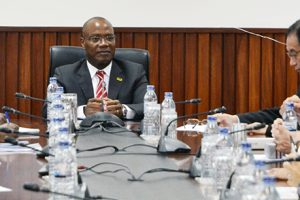 Ministro José Pacheco ao receber, em audiência, o Presidente da Associação de Economia Africana e Desenvolvimento (AFRECO), Tetsuro Yano