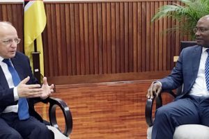 Ministro José Pacheco ao receber o Ministro dos negócios estrangeiros português, José Augusto da Silva