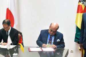 Ministro Oldemiro Baloi e o Ministro dos Negócios Estrangeiros do Japão, Taro Kono, testemunham a assinatura de Troca de Notas