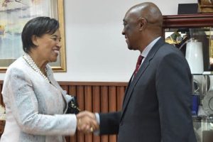 Ministro Oldemiro Baloi sauda a Secretária-Geral da Commonwealth, Patrícia Scotland