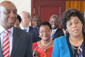 Ministro Oldemiro Baloi ladeado pela Ministra da Saúde, Nazira Abdula, na cerimónia de lançamento do Projecto de Tuberculose e de Apoio aos Sistemas de Saúde na África Austral