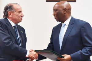 Ministro Oldemiro Baloi e o Ministro brasileiro das Relações Exteriores, Aloysio Ferreira, na cerimónia de assinatura de três instrumentos jurídicos entre os governos de Moçambique e do Brasil