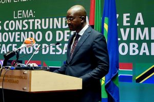 Embaixador Alfredo Nuvunga fala a jornalistas sobre a 40ª Cimeira virtual dos Chefes de Estado e de Governo da SADC