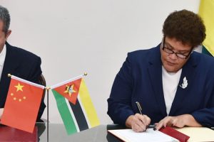 Vice-Ministra Nyeleti Mondlane na assinatura de acordos com o Embaixador da República Popular da China, Su Jian