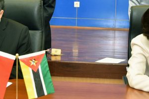 Vice-Ministra Manuela Lucas na assinatura de acordos com o Vice-Ministro do Comércio da China, Qian Keming, na Comissão Mista