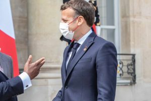 Presidente Filipe Filipe Nyusi em conversa com o Presidente francês, Emmanuel Macron, no encontro realizado no quadro visita que efectuou a França
