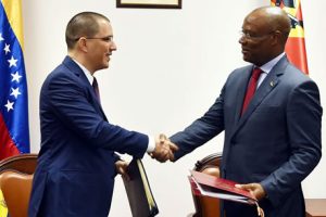 Ministro José Pacheco e o Ministro de Relações Exteriores da Venezuela, Jorge Montserrat, na cerimónia de assinatura de acordos de cooperação em Maputo