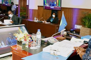 Ministra Verónica Macamo ao presidir o Conselho de Ministros da SADC, que decorreu em formato virtual